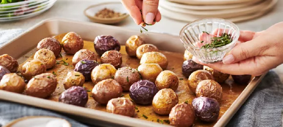 Üzerine otlar serpilmiş küçük patates tepsisi.